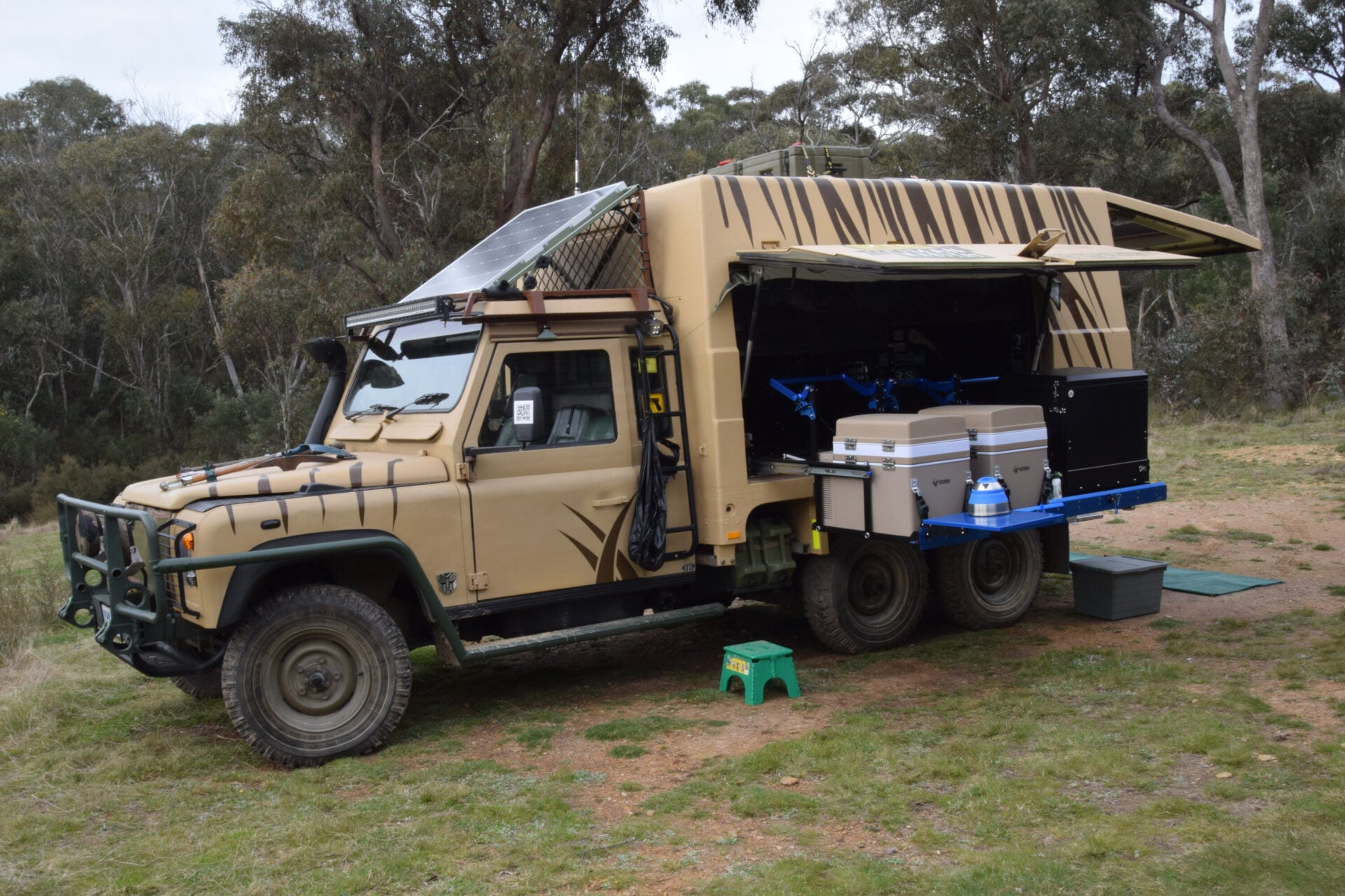 Land Rover Perinte Ex-military Land Rover 110 Perentie 6x6