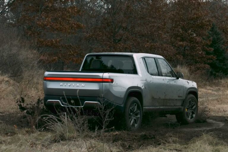 Rivian R1T tank turn