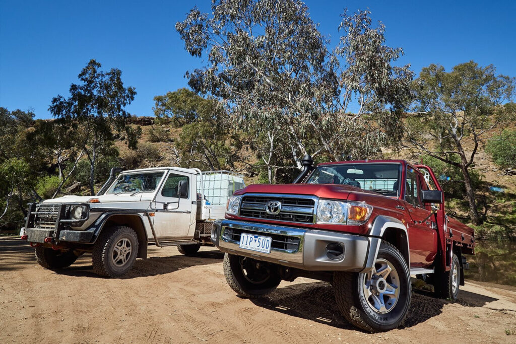 Mercedes-Benz G300 vs Toyota LandCruiser 79