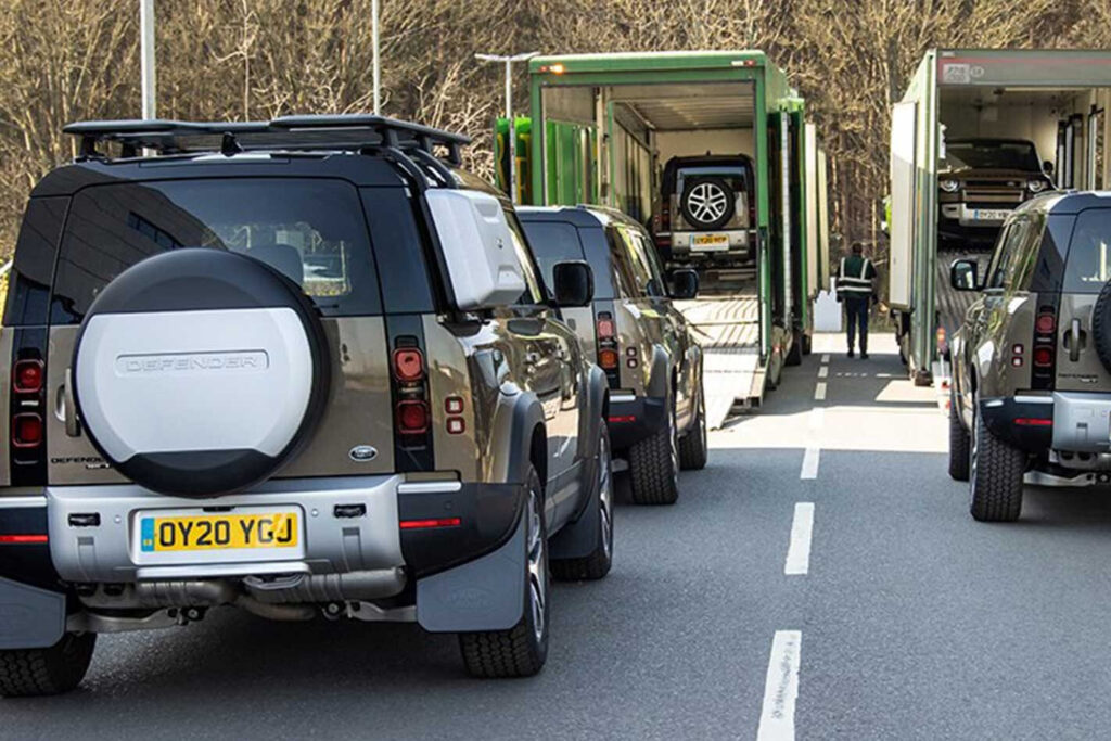 Land Rover lends models coronavirus