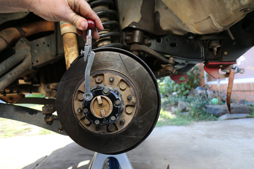 How to rebuild a live-axle front knuckle