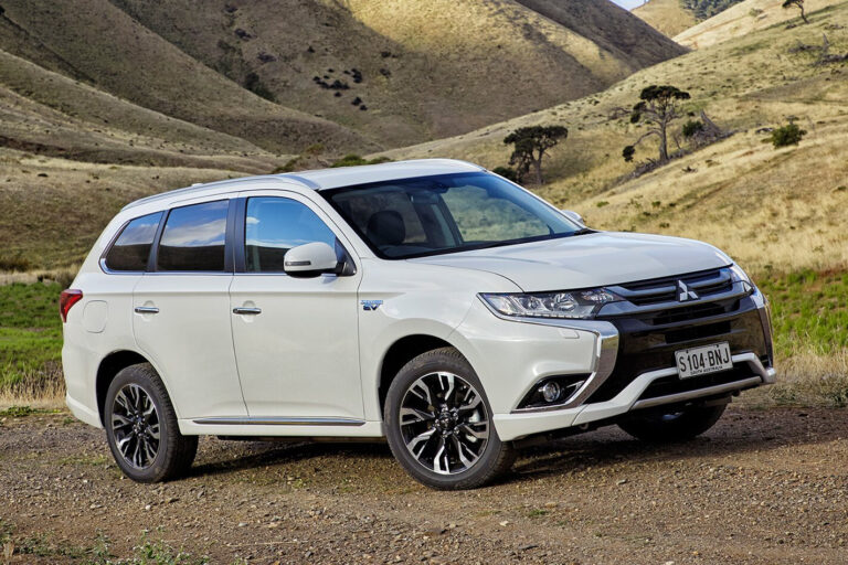 2017 Mitsubishi Outlander PHEV main