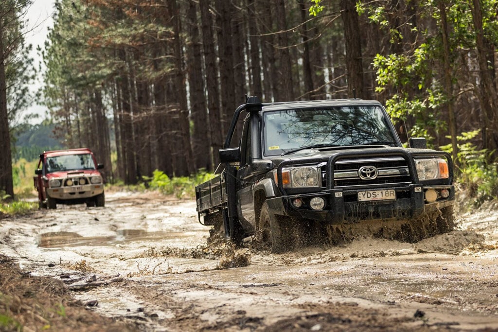 Mahindra Pik-up vs Toyota LandCruiser 79