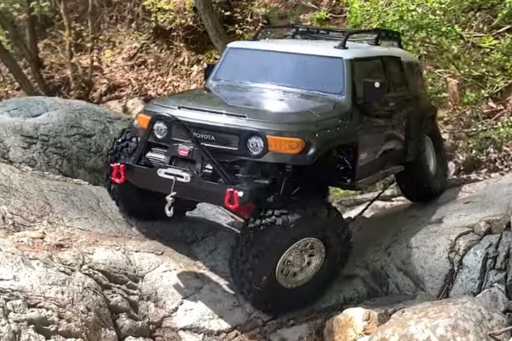 RC Toyota FJ Cruiser Axial Racing SXC10 III off-road test