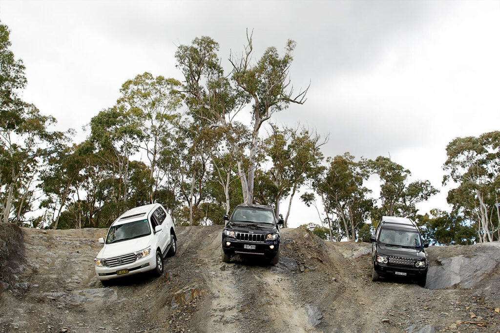 2011 Toyota LandCruiser 200 Series vs Land Rover Discovery 4 vs Jeep Grand Cherokee front